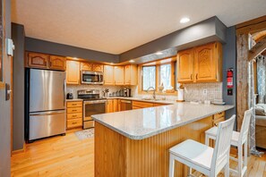 Fridge, microwave, oven, stovetop - New! Cute Hideaway w/ Hot Tub & Amenities (Oakland)