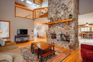 Smart TV, fireplace, foosball - New! Cute Hideaway w/ Hot Tub & Amenities (Oakland)