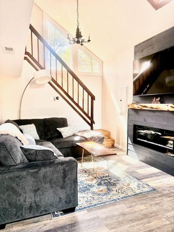 TV connectée, cheminée, livres