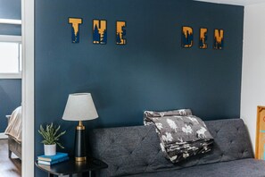 Smart TV, chimenea y libros 