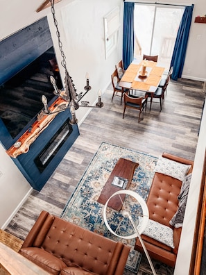 TV connectée, cheminée, livres