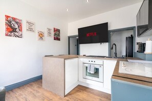 House | Private kitchen | Toaster - Sheffield 4 Bed Home by Broomhill Village (Sheffield)