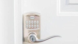 Een deur met een numeriek keypadslot.