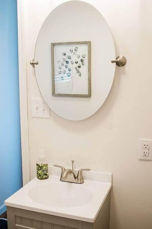 Bathroom - Cozy guest suite w/ fire pit close to I-24 (Paducah)