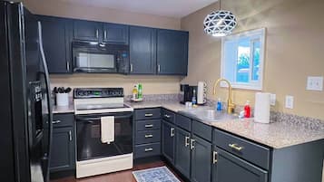 Een koelkast, een magnetron, een oven, een kookplaat