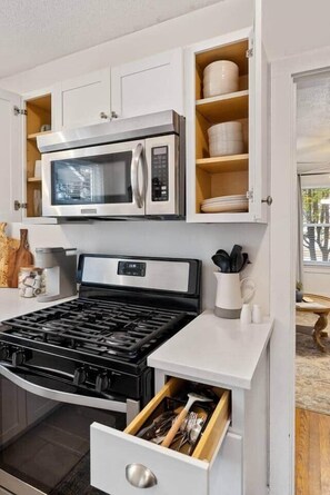 冰箱、微波炉、烤箱、炉灶