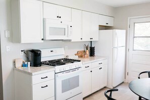 Køleskab, mikrobølgeovn, ovn, kogeplade