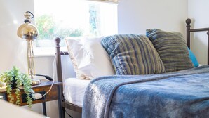 A bedroom with a bed, a desk with a lamp, and a window with blinds. - 2 Bedroom Apt in Downtown ATL, Steps from Beltline (Atlanta)