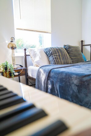 2 bedrooms, iron/ironing board, WiFi, bed sheets