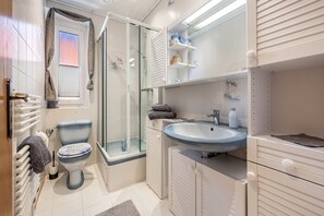 Een douche, handdoeken