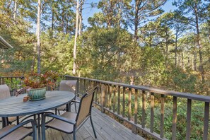 Outdoor dining - Cottage on the Hill: Pet Friendly (Manteo)