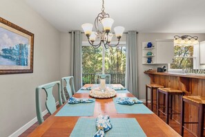Dining - Cottage on the Hill: Pet Friendly (Manteo)