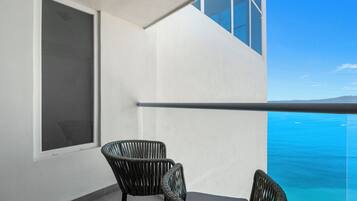Studio Panoramique, balcon, vue partielle sur la mer | Terrasse/Patio