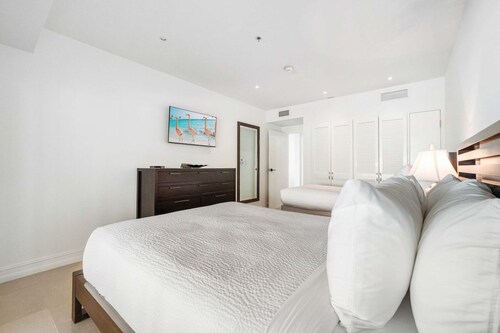 3BR Condo w/ Huge Terrace, Steps to Eagle Beach