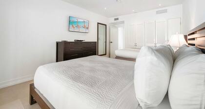 3BR Condo w/ Huge Terrace, Steps to Eagle Beach
