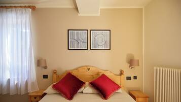 Tweepersoonskamer, uitzicht op bergen | Gratis wifi, beddengoed