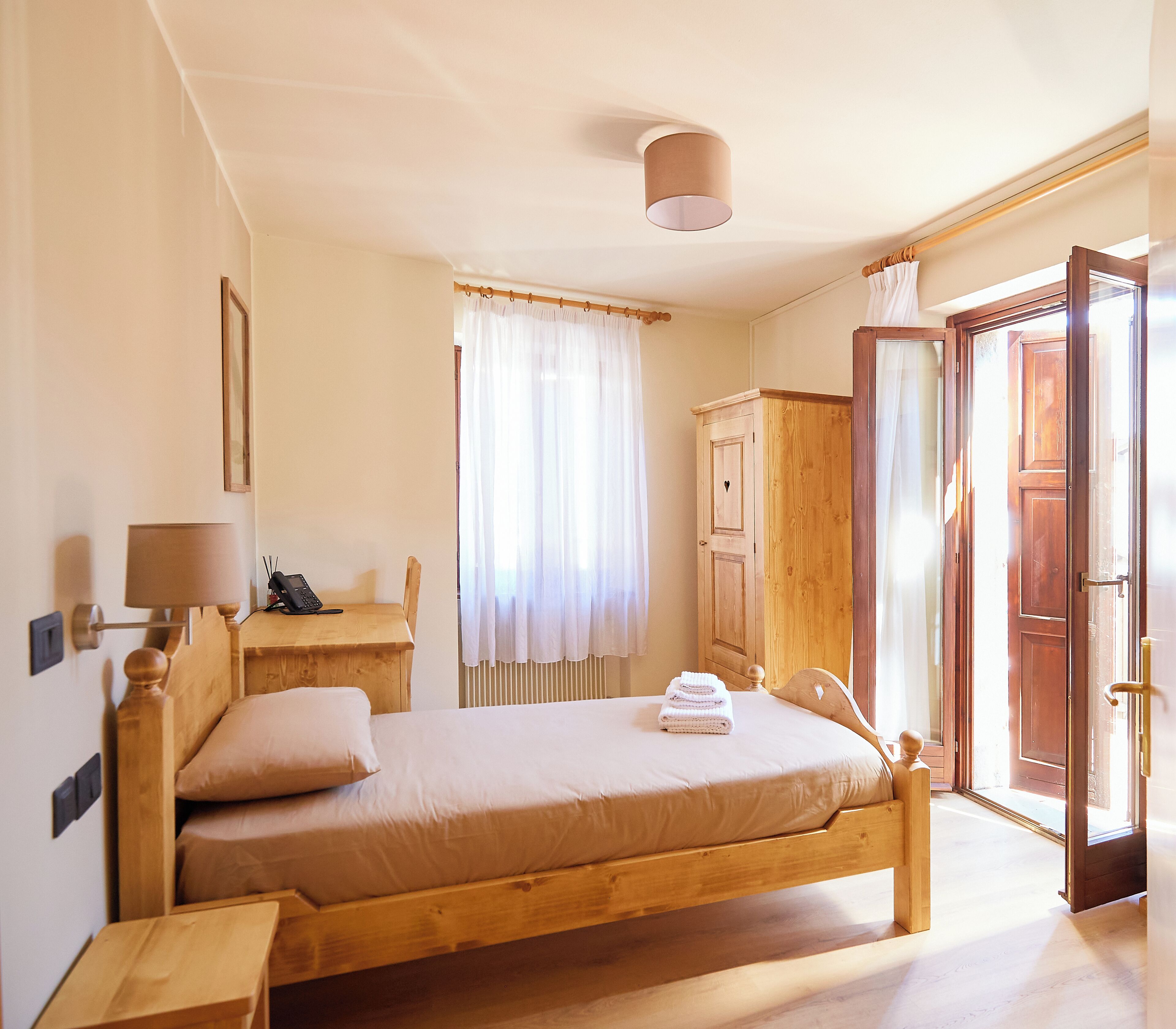 WiFi (free), bed sheets