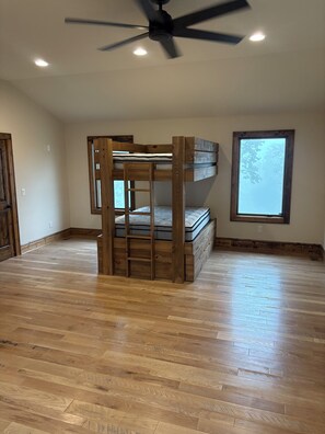 WiFi, bed sheets - Soothing 4-bedroom house with AC in charming Banner Elk (Banner Elk)