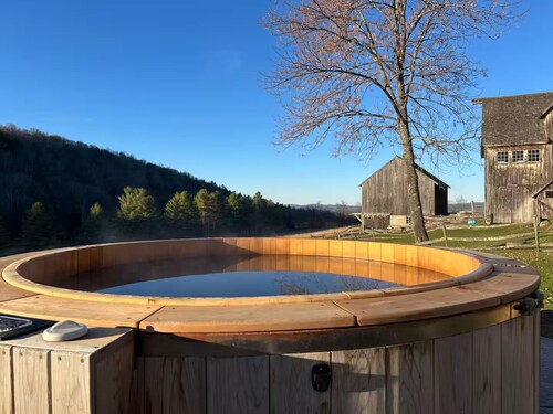 Barn Hollow Farm - Peaceful four bedroom farmhouse in Barnard, VT