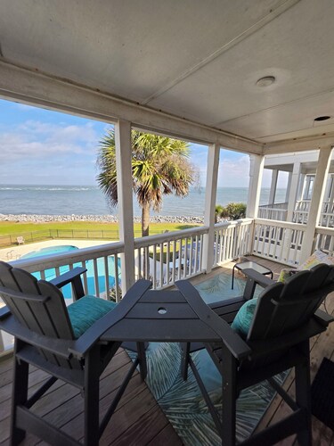 New to VRBO. Renovated Home on Fripp with Ocean Views, Pool & Beach Access
