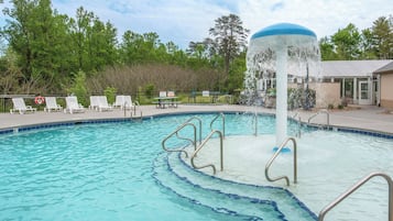 Condo (3 Bedrooms) | Property amenity