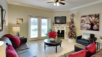 Condo (3 Bedrooms) | Front of property