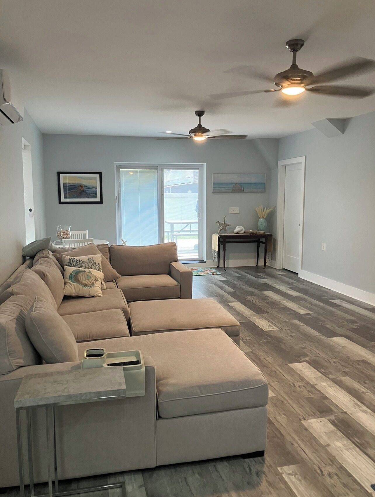 Living area. Cozy 1-bedroom apartment in excellent Highlands with AC