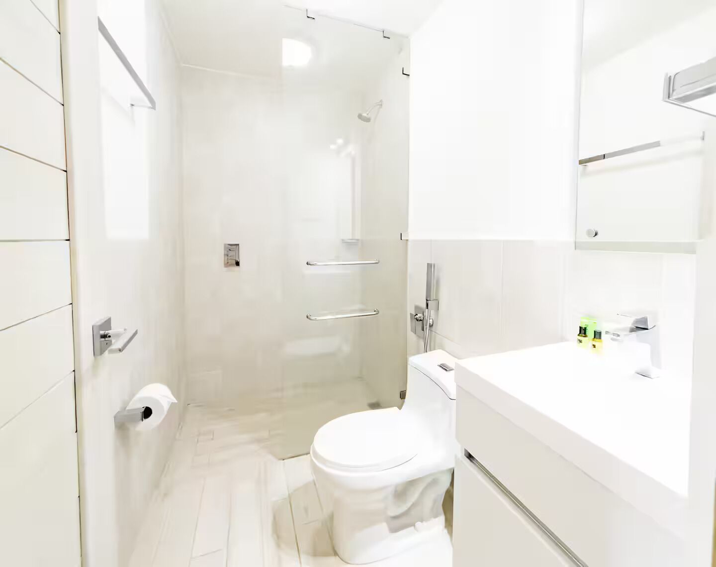 Douche, sèche-cheveux, serviettes fournies, savon