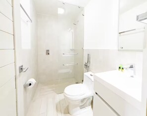 Dusj, hårføner, håndklær og såpe