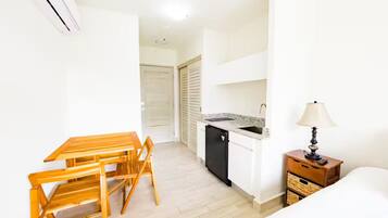 3 slaapkamers, een strijkplank/strijkijzer, wifi, beddengoed