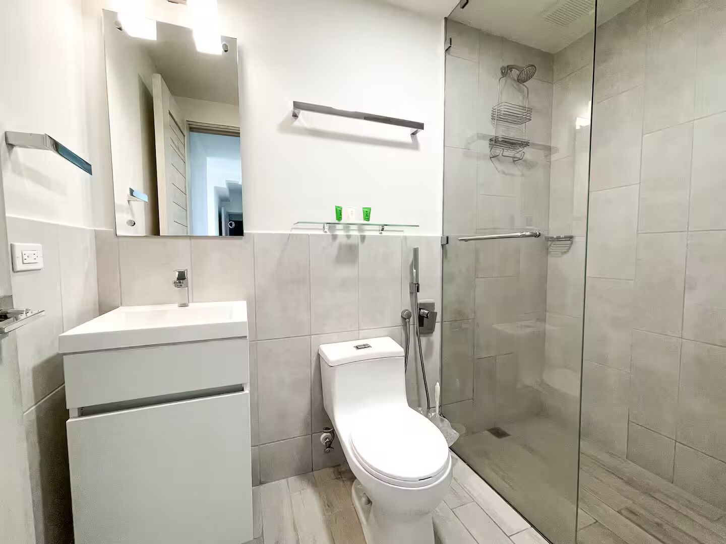 Een douche, een haardroger, handdoeken, zeep