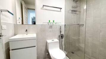 Een douche, een haardroger, handdoeken, zeep