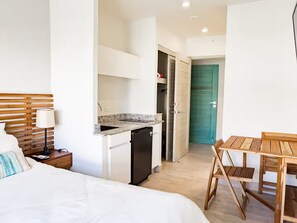 Tabla de planchar con plancha, wifi, ropa de cama
