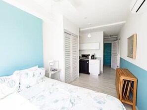 Tabla de planchar con plancha, wifi y ropa de cama 
