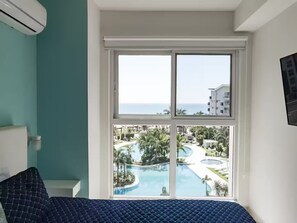 Tabla de planchar con plancha, wifi, ropa de cama