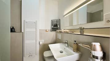 Een douche, een haardroger, handdoeken, toiletpapier
