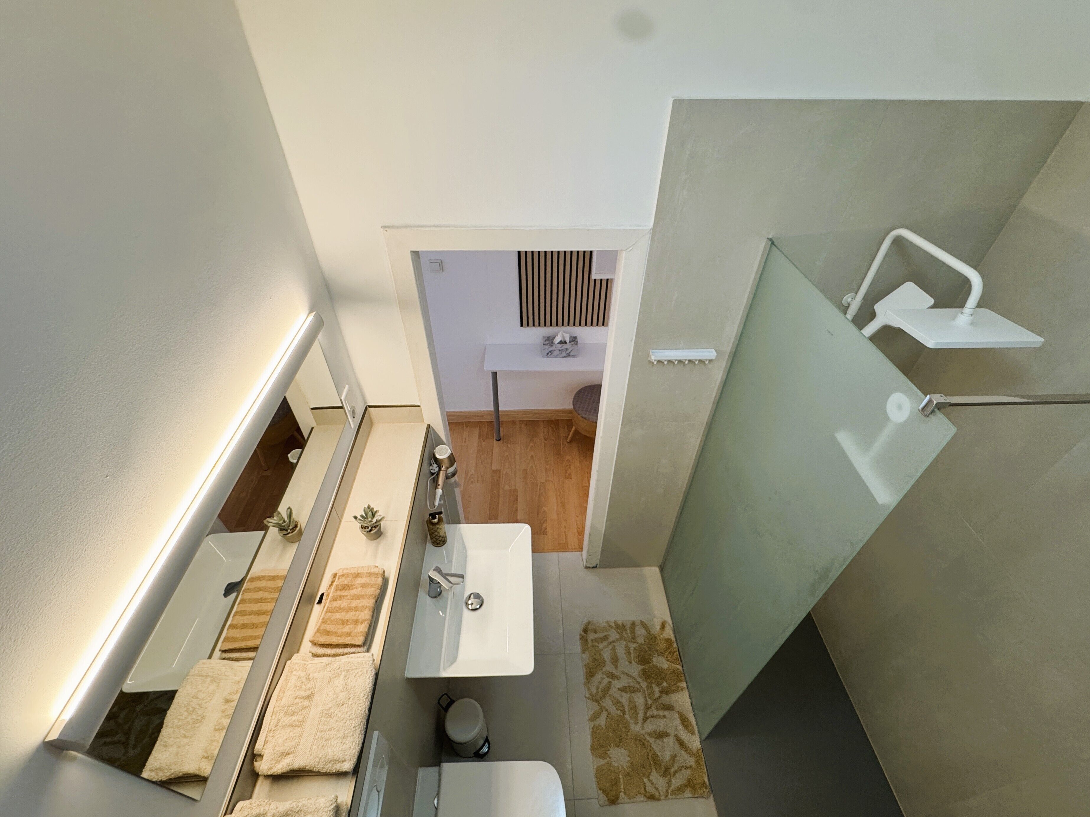 Dusche, Haartrockner, Handtücher, Toilettenpapier