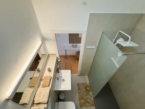 Douche, sĂšche-cheveux, serviettes fournies, papier toilette