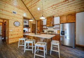 Fridge, microwave, oven, stovetop - Sage Oak Cabin in Hochatown (Broken Bow)