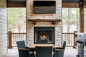 Outdoor dining - Sage Oak Cabin in Hochatown (Broken Bow)