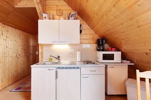 Fridge, microwave, stovetop, coffee/tea maker - Apartment "Liebeslaube" with Shared Garden and Wi-Fi (Friedenweiler)