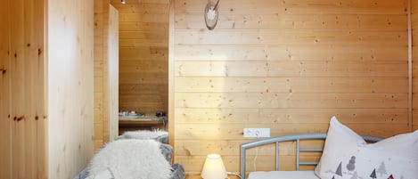 Silitysrauta/-lauta, Wi-Fi, vuodevaatteet