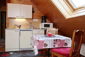 Geladeira, micro-ondas, cooktop, lava-louças