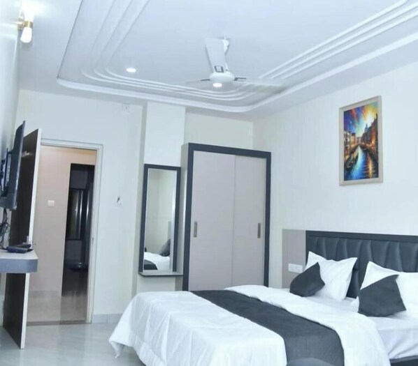 Desk, laptop workspace - HOTEL SHIVANSH (Sikar)