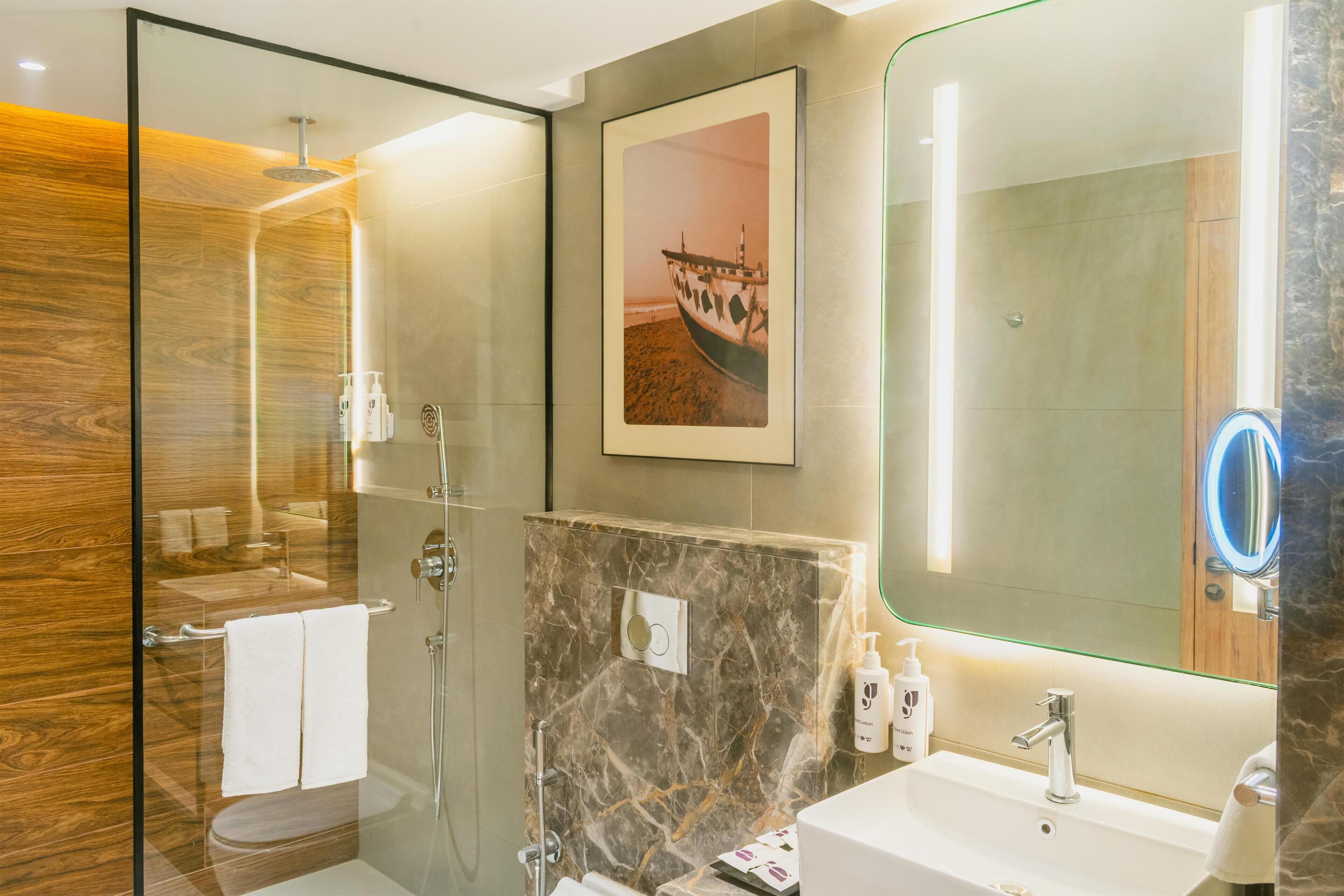 Kamar Eksekutif | Kamar mandi | Shower, perlengkapan mandi gratis, pengering rambut, dan jubah mandi