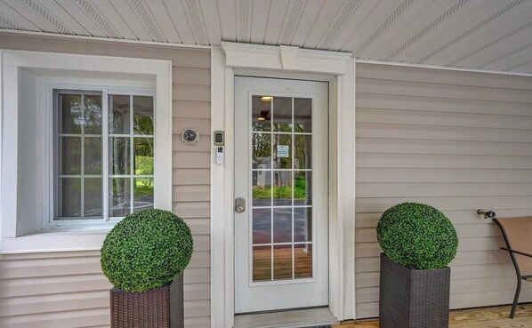 Exterior detail - Huge house with Game Room, Hot Tub, 3 living rooms, 2 bonus rooms, top location (Albrightsville)