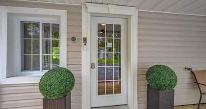 Huge house with Game Room, Hot Tub, 3 living rooms, 2 bonus rooms, top location