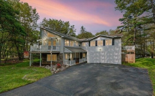 Huge house with Game Room, Hot Tub, 3 living rooms, 2 bonus rooms, top location