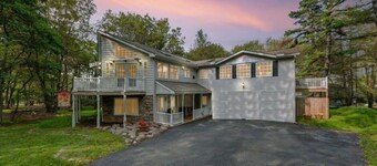 Huge house with Game Room, Hot Tub, 3 living rooms, 2 bonus rooms, top location
