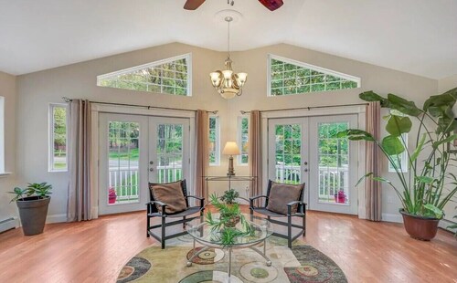 Huge house with Game Room, Hot Tub, 3 living rooms, 2 bonus rooms, top location